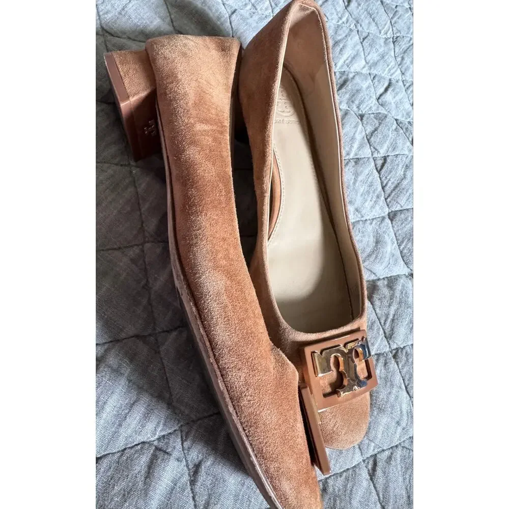 Tory Burch Gigi Tan Suede Leather Prominent Gold Logo Low Pump Shoes 7.5